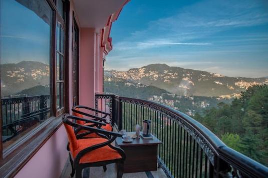 Suitetrails - ALPS Sunshine Regency !! Ample Private Parking Space ! Restaurant ! Located on Main Highway