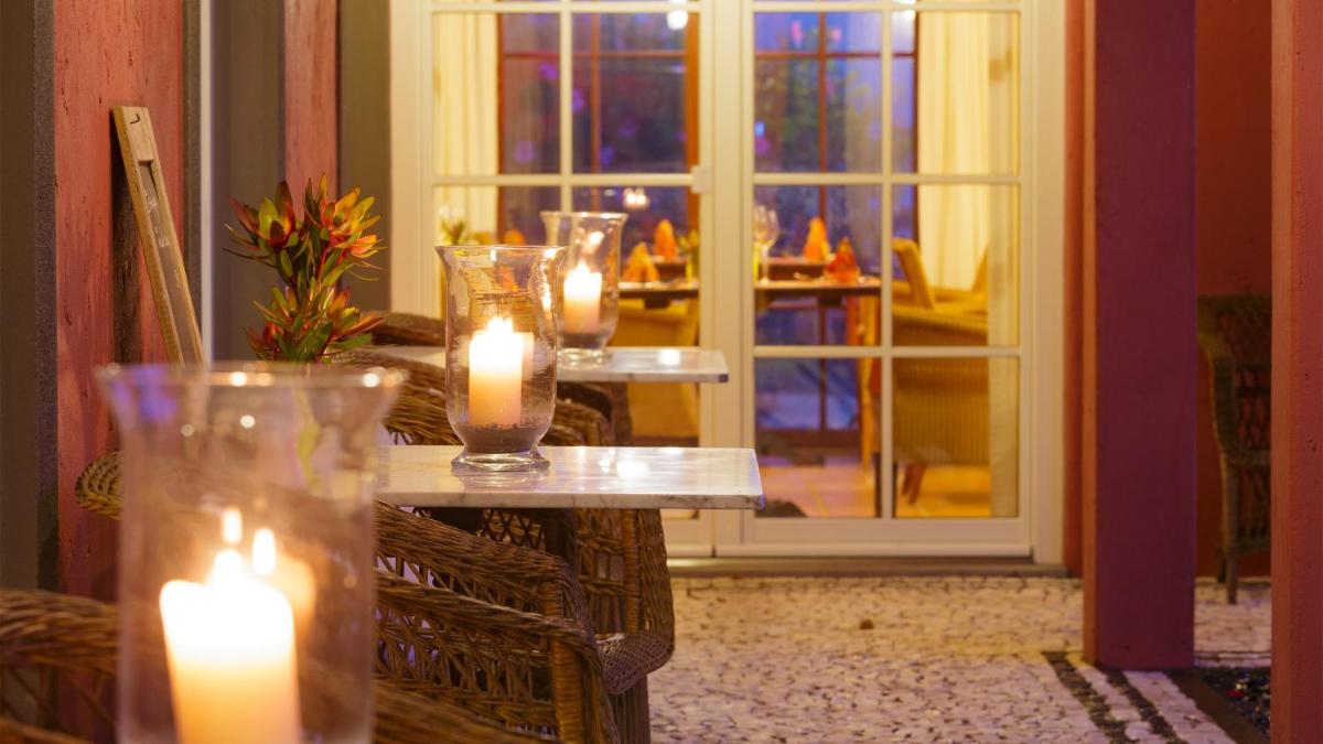 Um restaurante ou outro lugar para comer em Atrio