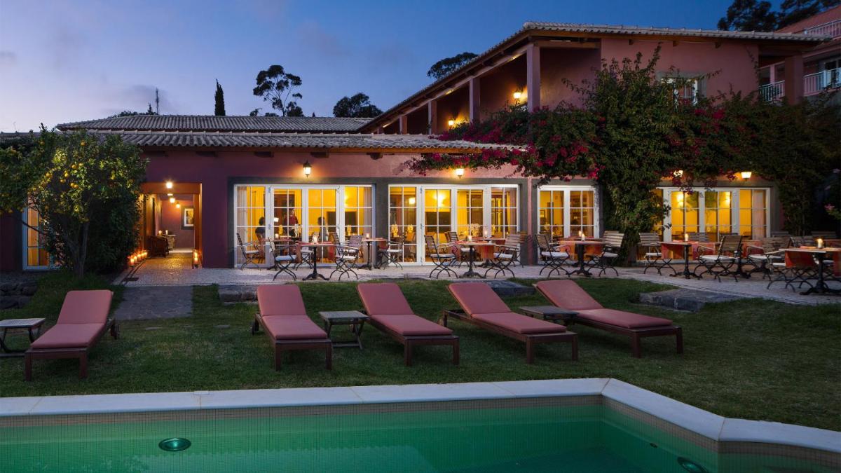 A piscina em ou perto de Atrio