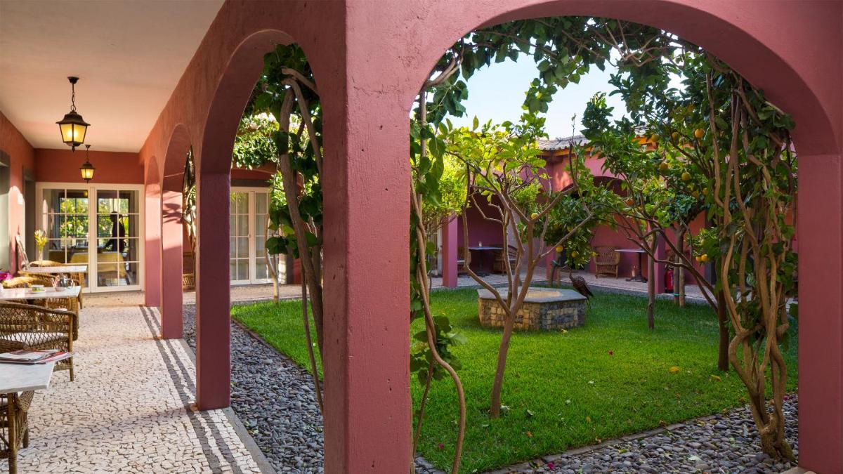 Um jardim no exterior de Atrio