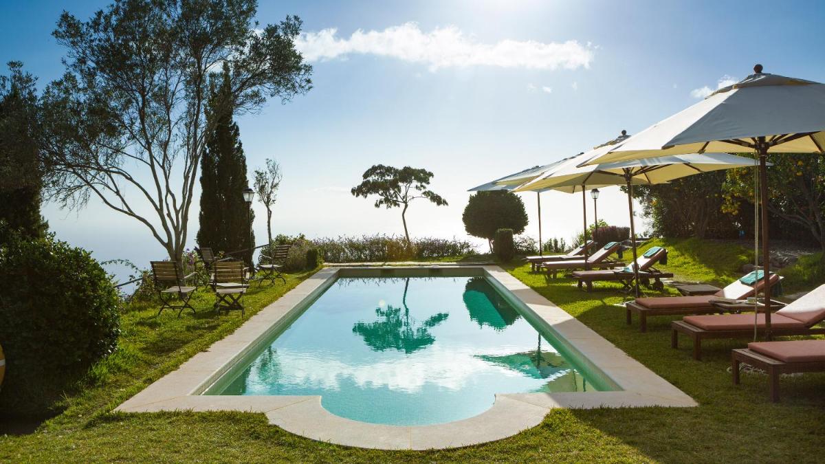 A piscina em ou perto de Atrio