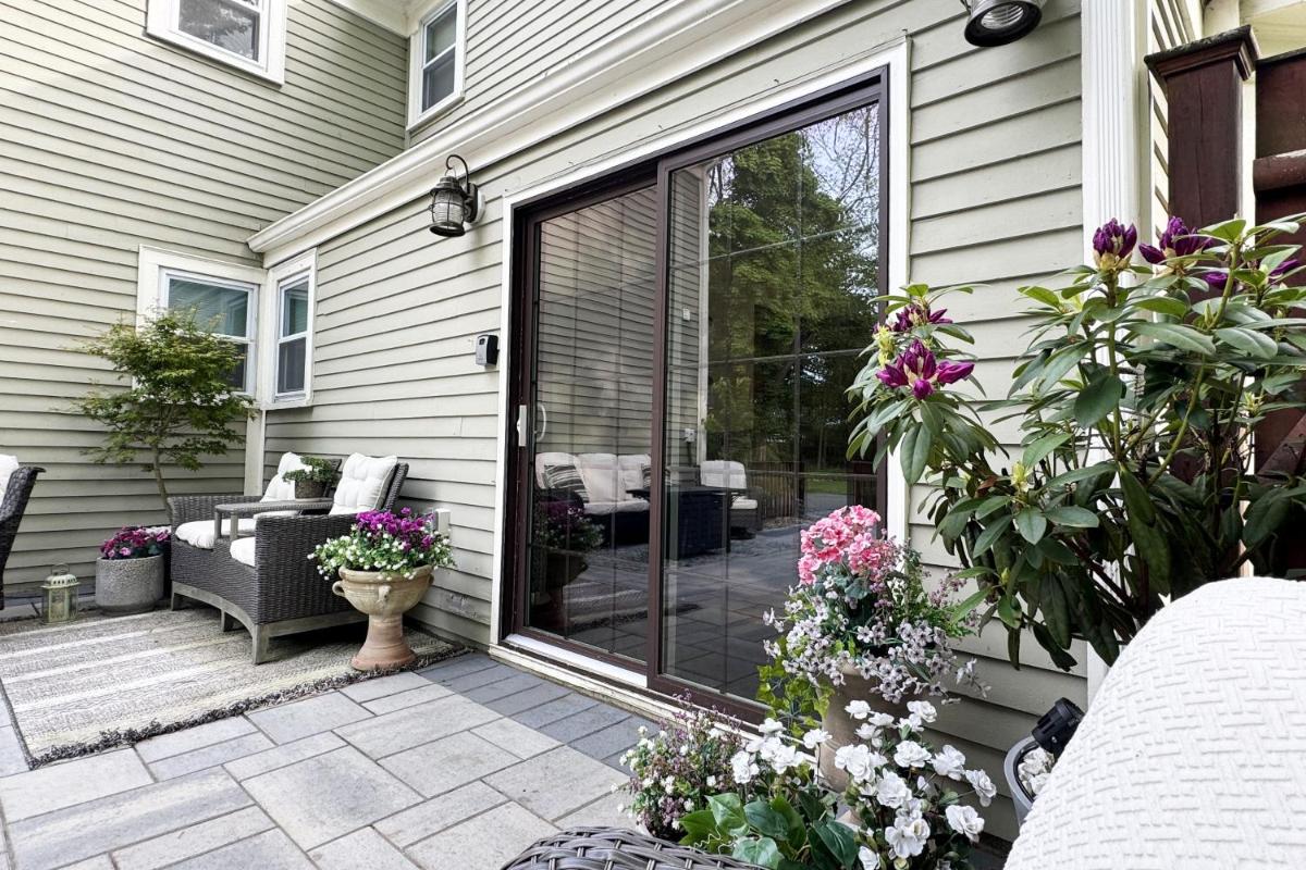 Large, Comfortable & Conveniently located Home - Housity