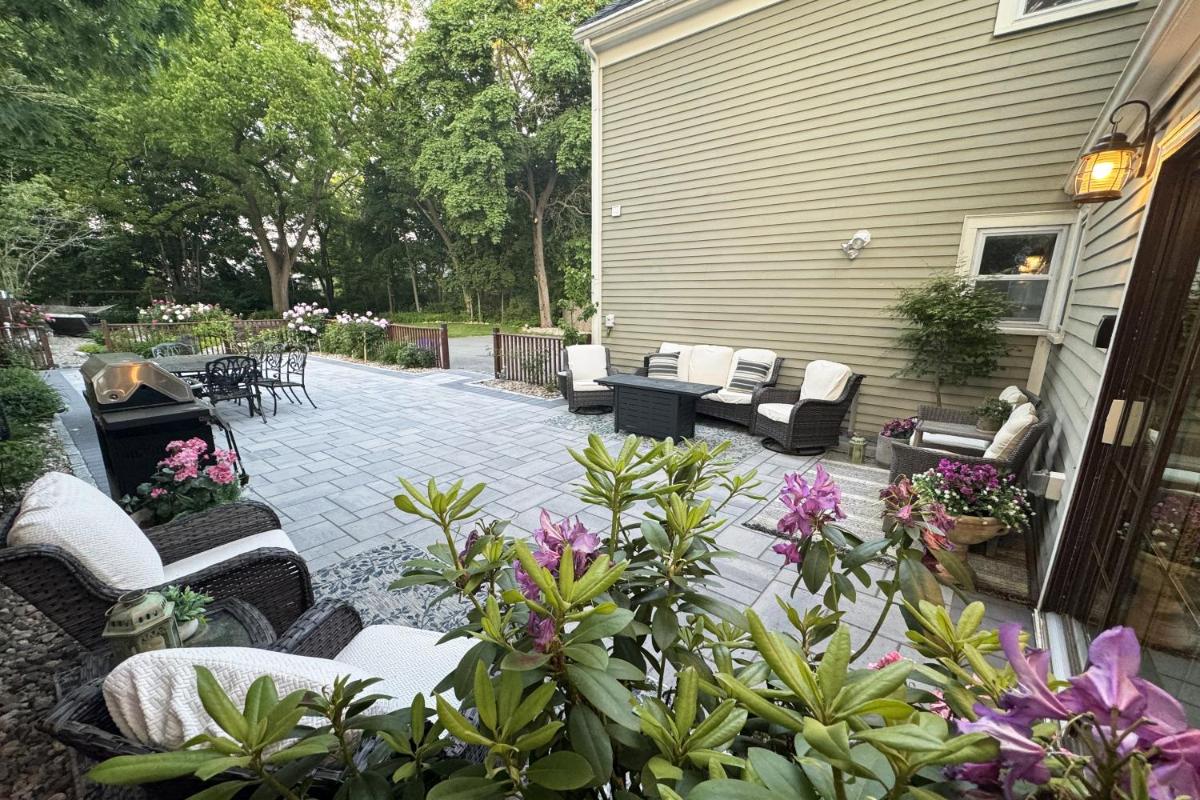Large, Comfortable & Conveniently located Home - Housity