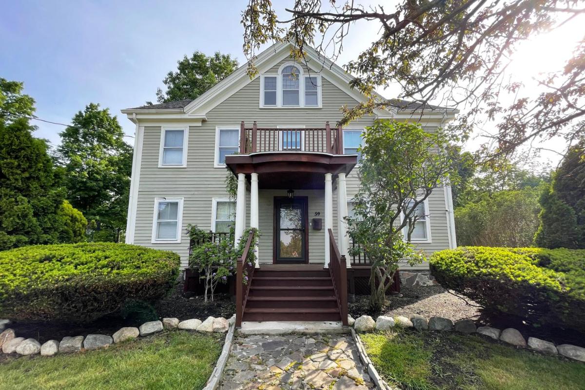 Large, Comfortable & Conveniently located Home - Housity