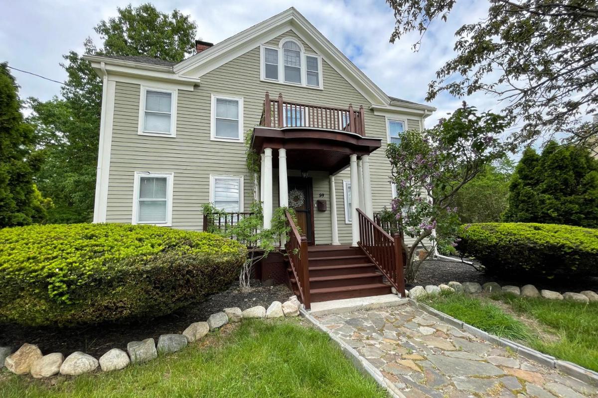 Large, Comfortable & Conveniently located Home - Housity