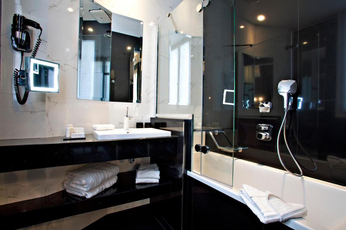 Salle de bains dans l'établissement Maison Albar- Le Champs-Elysées