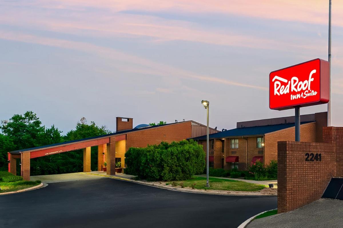 Red Roof Inn & Suites Lexington - Hamburg - Housity