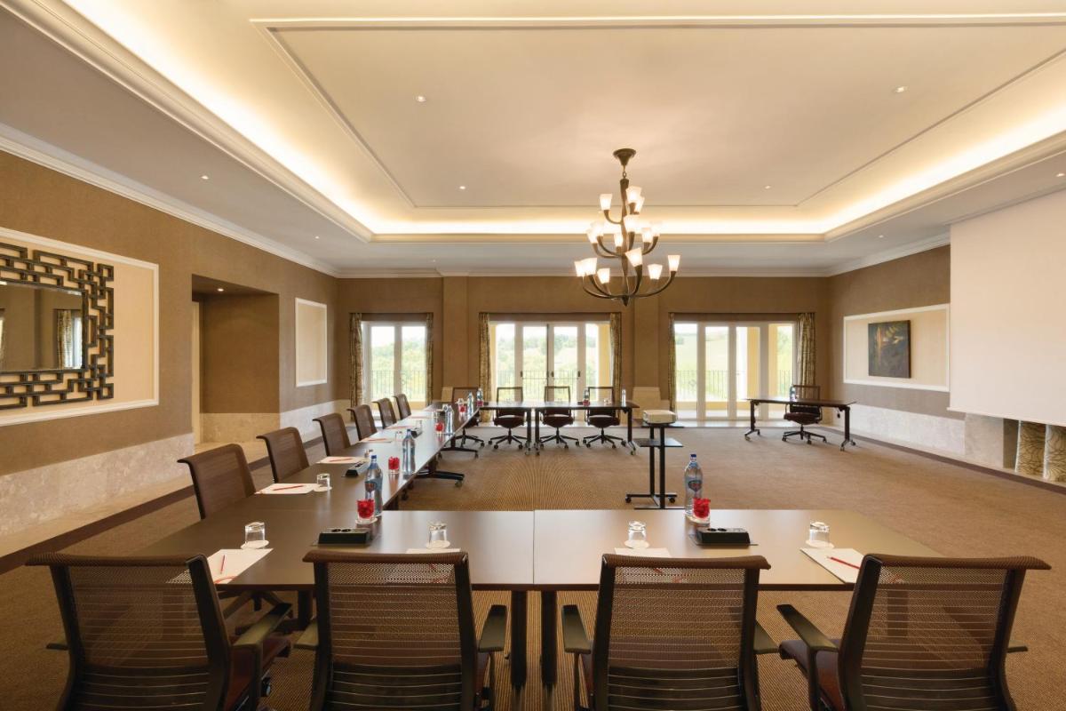 A área empresarial e/ ou a sala de conferências de Dolce CampoReal Lisboa