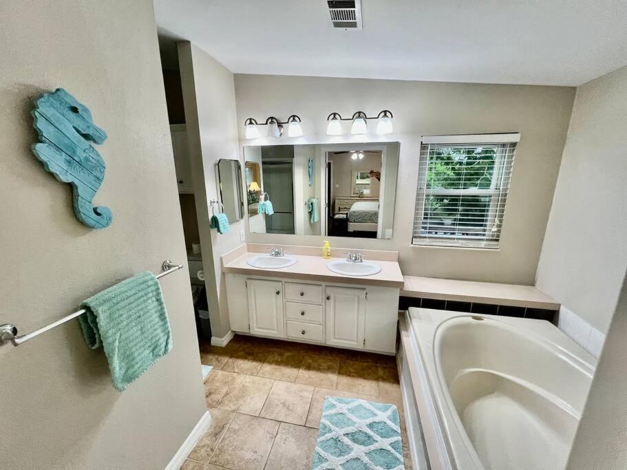 Waterfront home with direct Gulf access, El Logrado - Housity