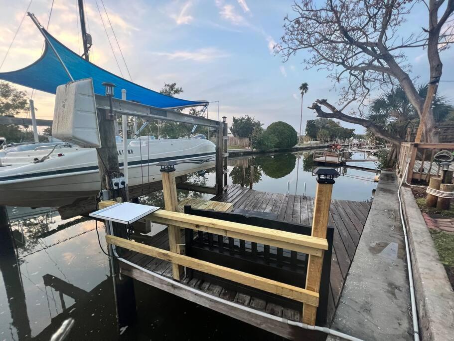Waterfront home with direct Gulf access, El Logrado - Housity