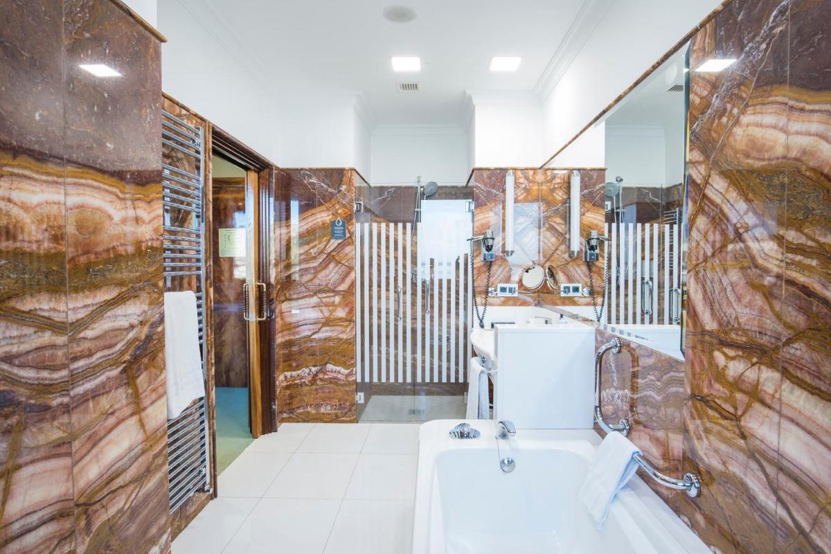Un baño grande con bañera y lavabo. en Alda Mirador del Moncayo, en Ólvega
