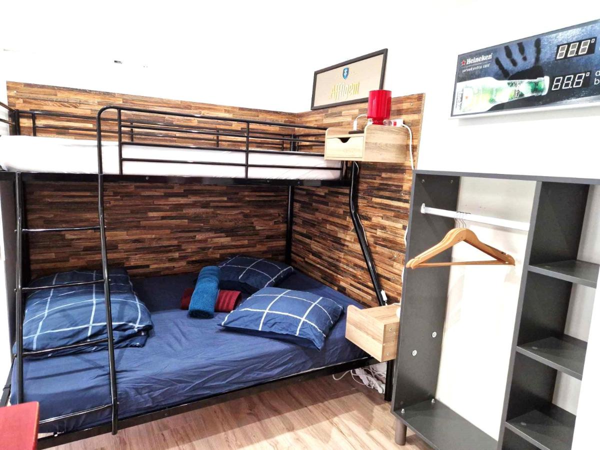 10 - Joli studio avec deux lits, tout équipé pour 1, 2 ou 3 personnes maximum, vue sur parc arboré, parking privatif gratuit, grand fourgon possible, tout le linge de maison est fourni - Housity