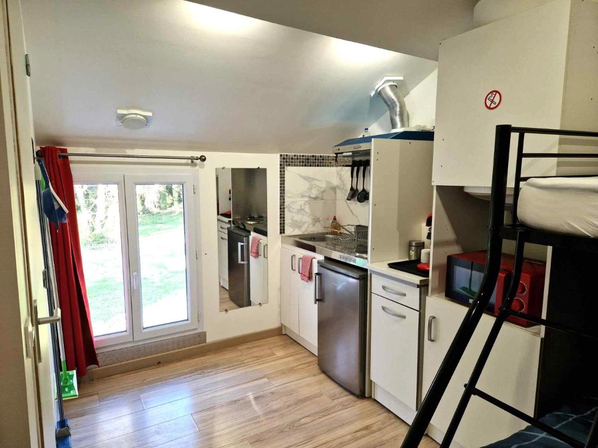 10 - Joli studio avec deux lits, tout équipé pour 1, 2 ou 3 personnes maximum, vue sur parc arboré, parking privatif gratuit, grand fourgon possible, tout le linge de maison est fourni - Housity