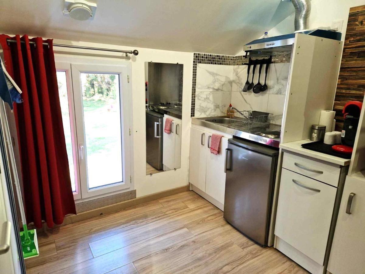 10 - Joli studio avec deux lits, tout équipé pour 1, 2 ou 3 personnes maximum, vue sur parc arboré, parking privatif gratuit, grand fourgon possible, tout le linge de maison est fourni - Housity