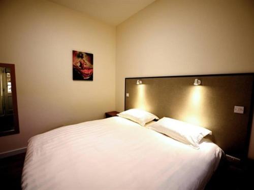 THE COACHING BARNS - Housity