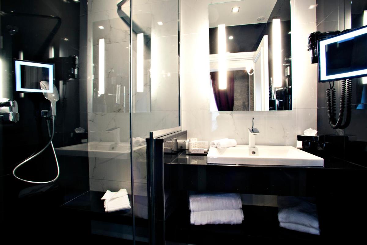 Salle de bains dans l'établissement Maison Albar- Le Champs-Elysées