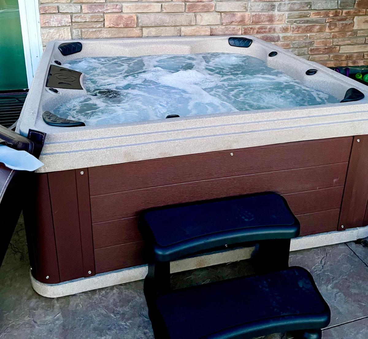 Mountain View House with Jacuzzi 5 beds 3 full bath near Airport - Housity