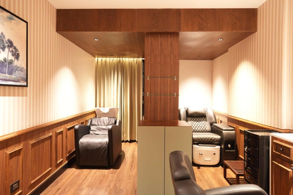 a waiting room with a chair and a waiting table at Parallel Hotel Udaipur, a member of Radisson Individuals in Udaipur