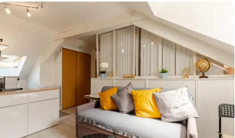4pers 2lits 5 min aéroport Orly,navette et parking extra,location en nuit et jourChez Sandro, - Housity