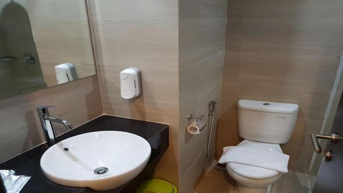Whiz Prime Hotel Khatib Sulaiman Padang - Housity