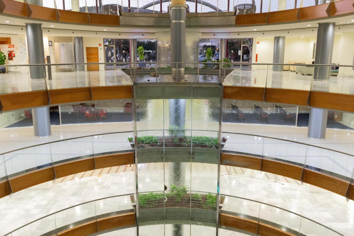 Un centro comercial vacío con piso de vidrio en un centro comercial. en R2 Hotel Pajara Beach, en Costa Calma