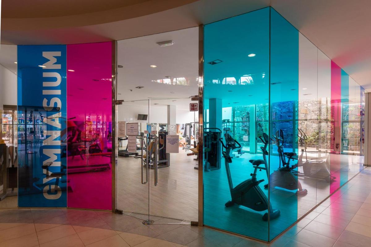 Un gimnasio con equipos de ejercicio dentro de un edificio. en R2 Hotel Pajara Beach, en Costa Calma