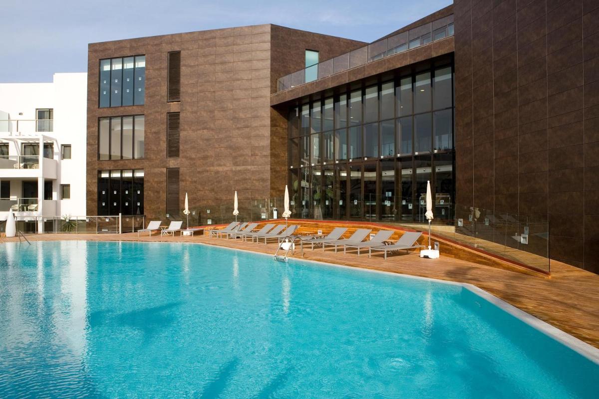 una gran piscina frente a un edificio en R2 Bahia Playa - Adults Only, en Tarajalejo