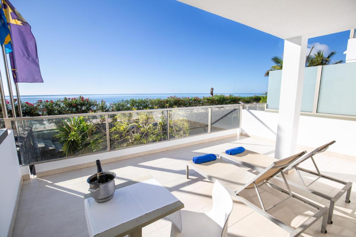 Un balcón con mesa y sillas y el mar. en R2 Bahia Playa - Adults Only, en Tarajalejo 23 fotos más