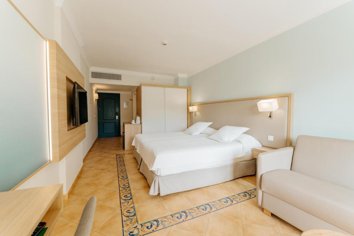 Cama o camas de una habitación en R2 Buganvilla Hotel & Spa