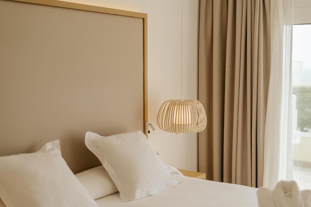 Cama o camas de una habitación en R2 Buganvilla Hotel & Spa