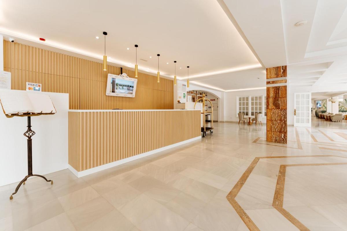 El vestíbulo o zona de recepción de R2 Buganvilla Hotel & Spa