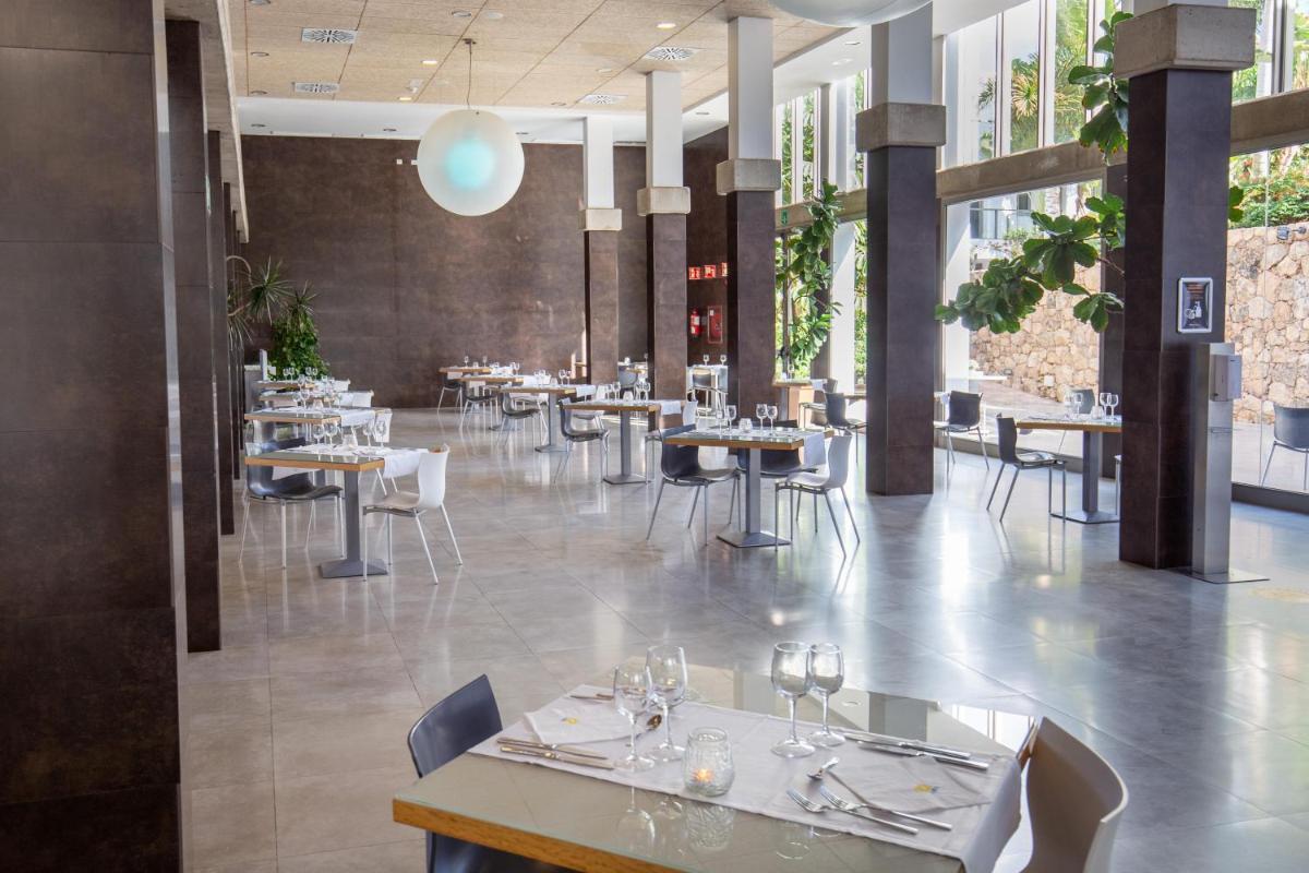 Un restaurante o sitio para comer en R2 Bahia Playa - Adults Only