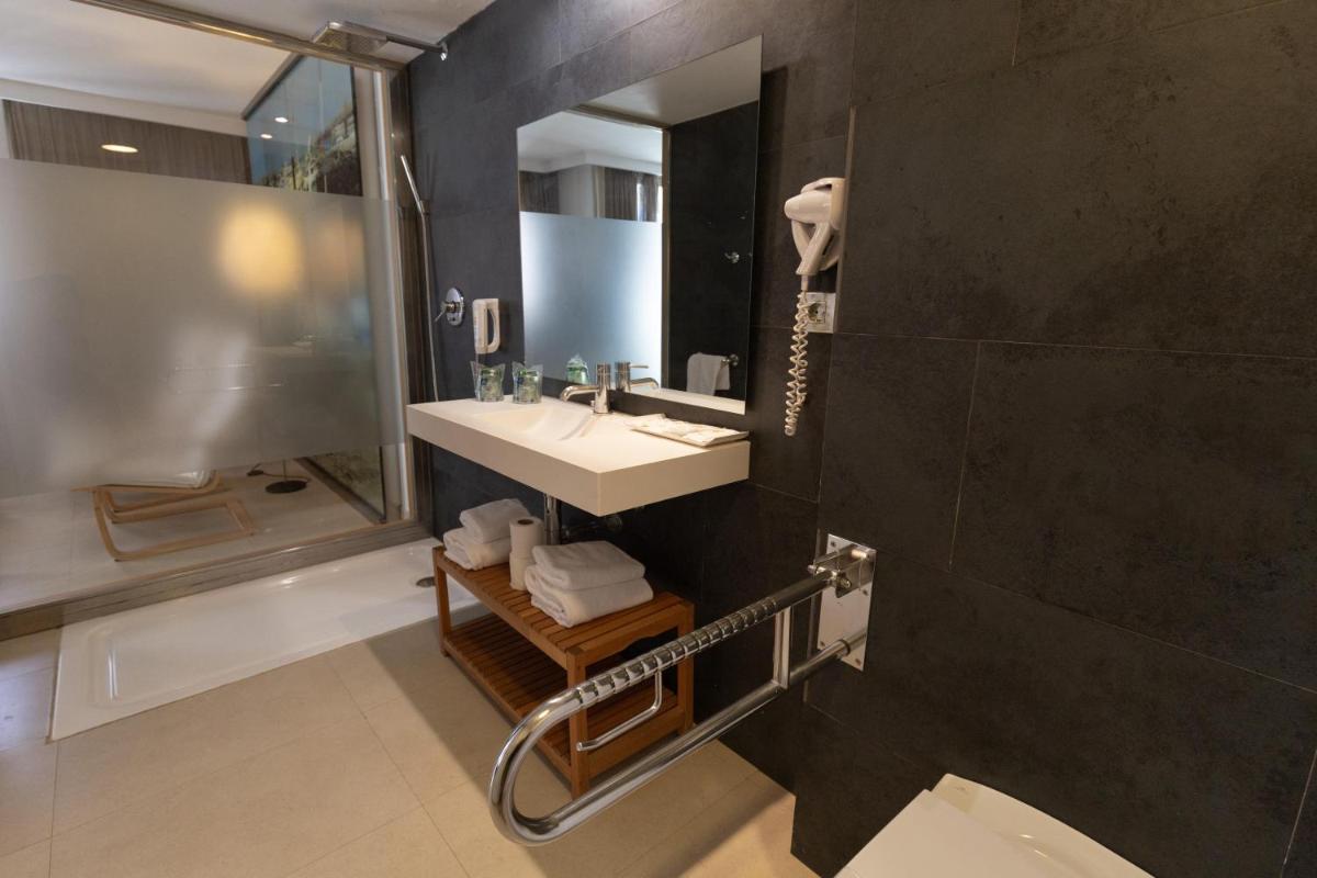 Un baño de R2 Bahia Playa - Adults Only