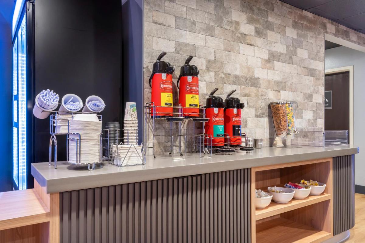 SPOT X Hotel Tampa - Wesley Chapel by The Red Collection - Housity