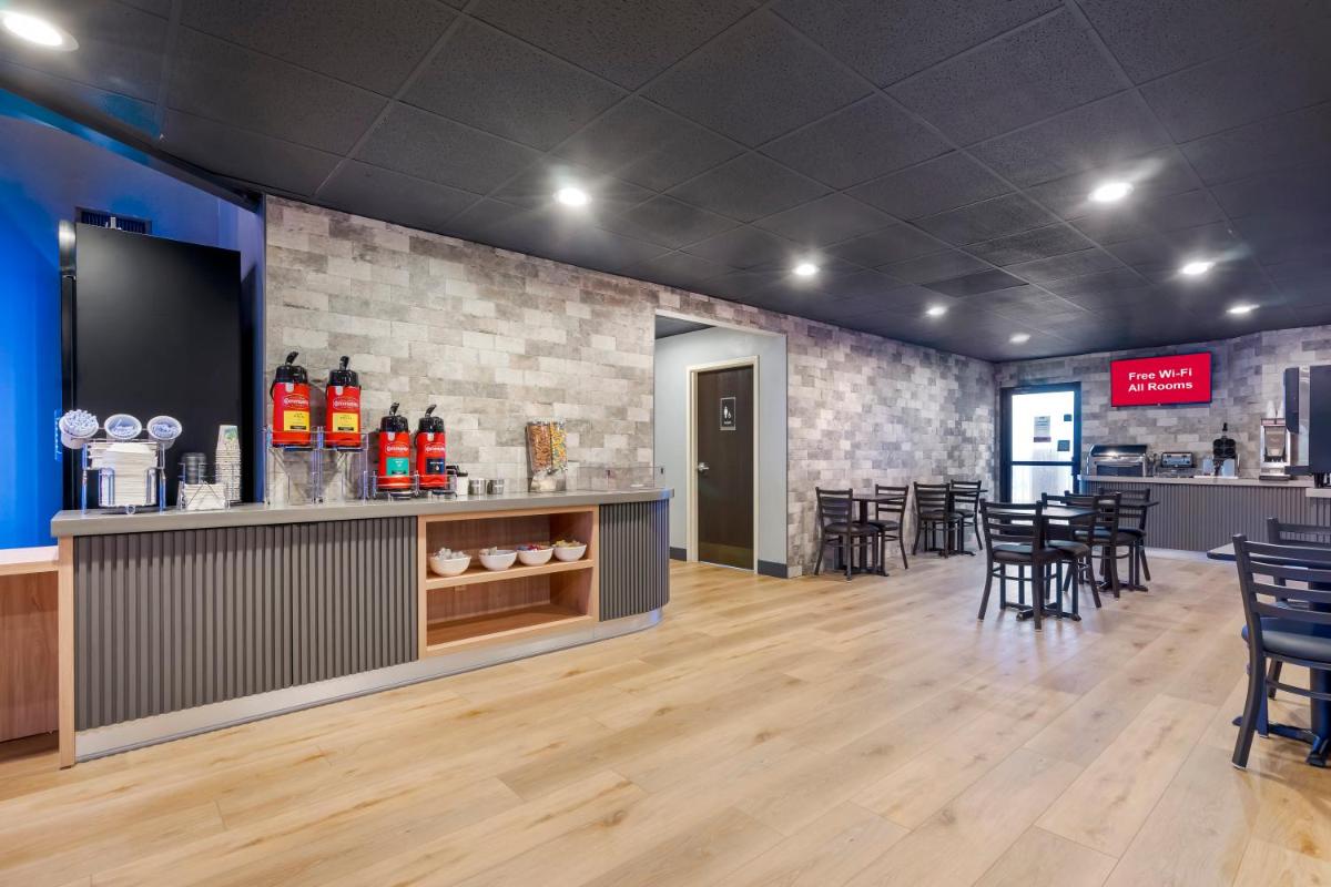 SPOT X Hotel Tampa - Wesley Chapel by The Red Collection - Housity