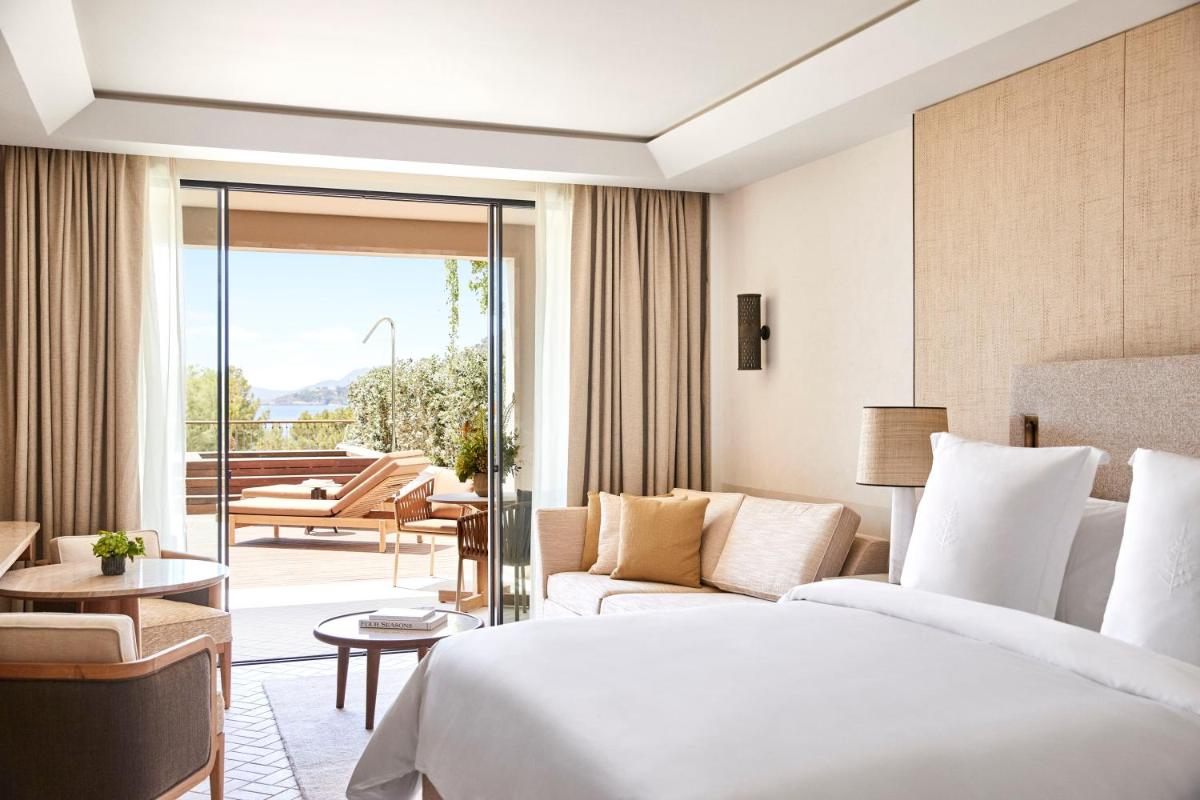 Una habitación de hotel con una cama y una sala de estar. en Four Seasons Resort Mallorca at Formentor, en Puerto Pollensa