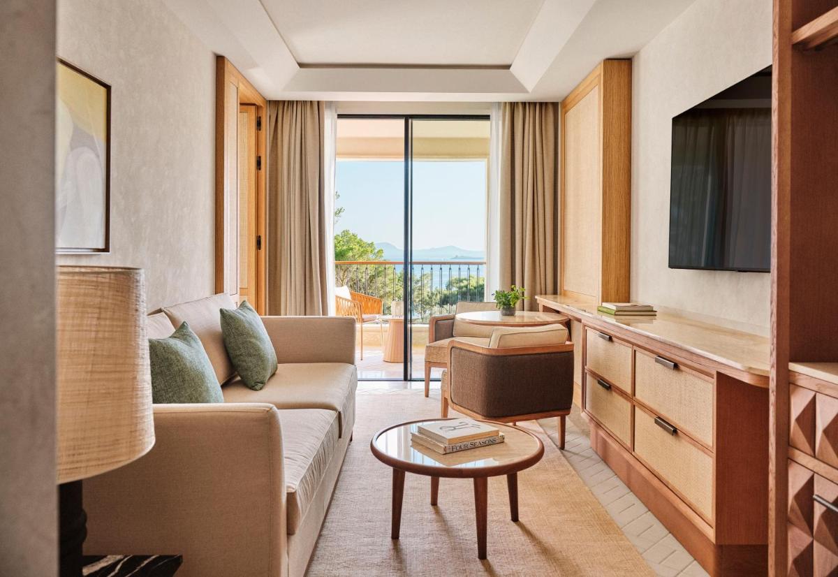 Una sala de estar con un sofá y un televisor. en Four Seasons Resort Mallorca at Formentor, en Puerto Pollensa