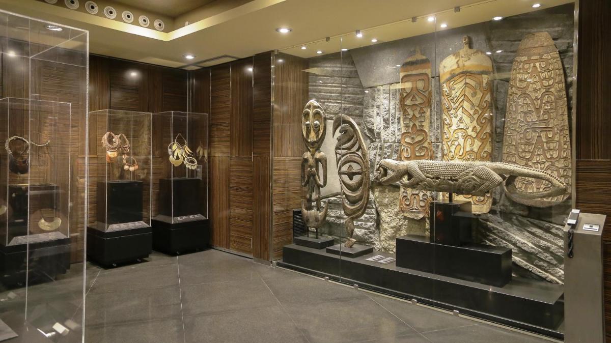 un museo con una exposición de artefactos en una habitación en Hotel Urban, a Small Luxury Hotel of the World, en Madrid