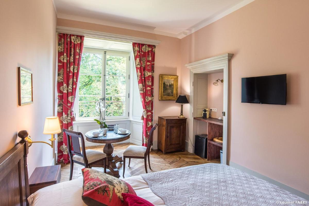 Télévision ou salle de divertissement dans l'établissement Château de Maillat