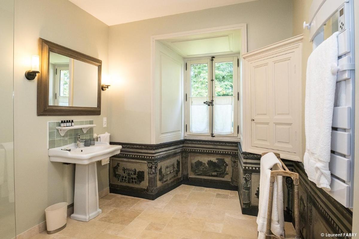 Salle de bains dans l'établissement Château de Maillat