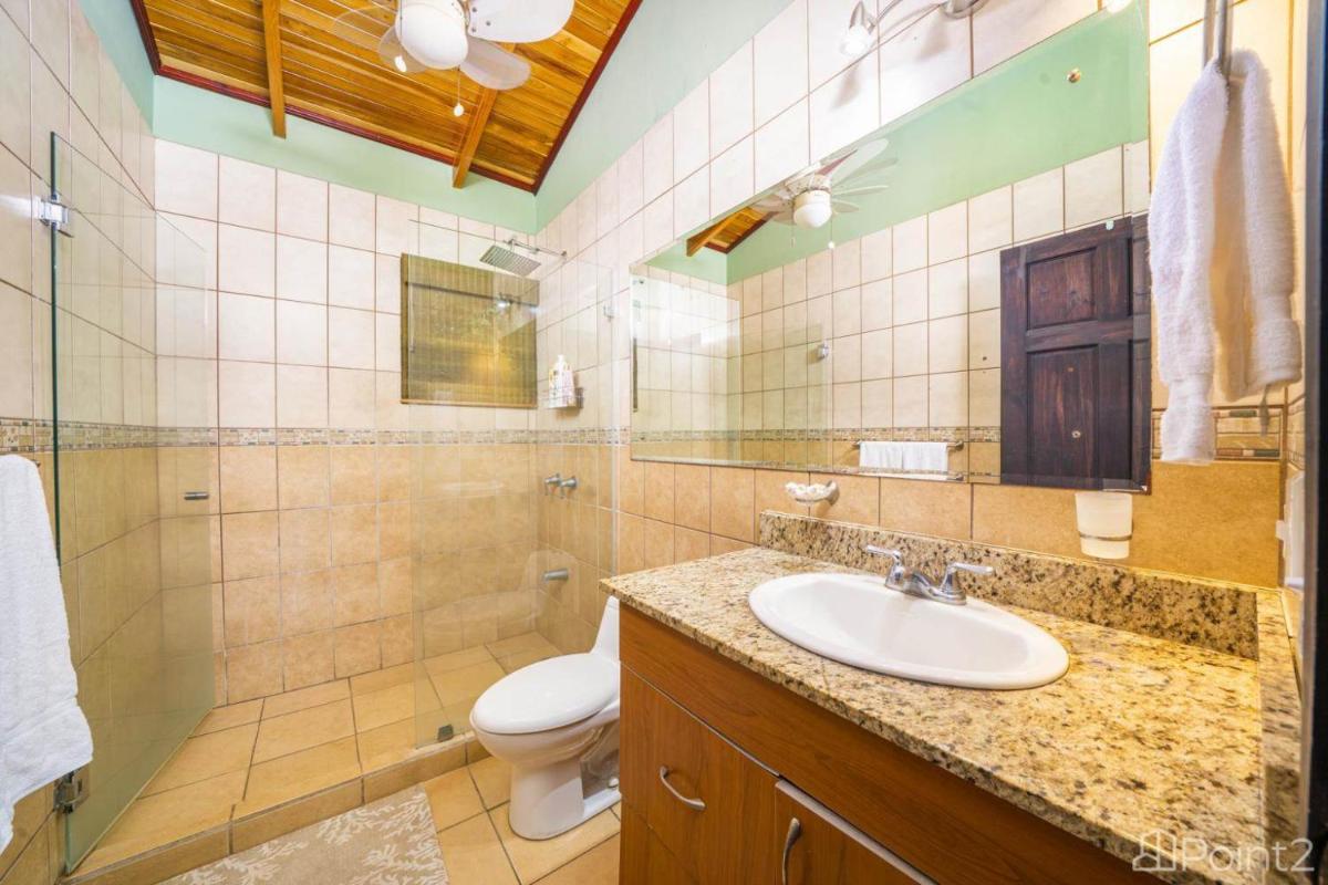 Beautiful 2-BR House Steps from the Beach - Housity