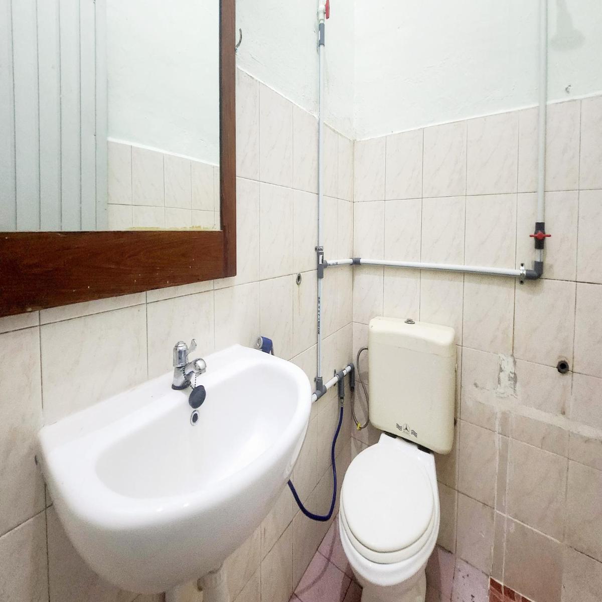 RedDoorz Syariah Near Pelabuhan Sri Bintan Pura Tanjungpinang - Housity