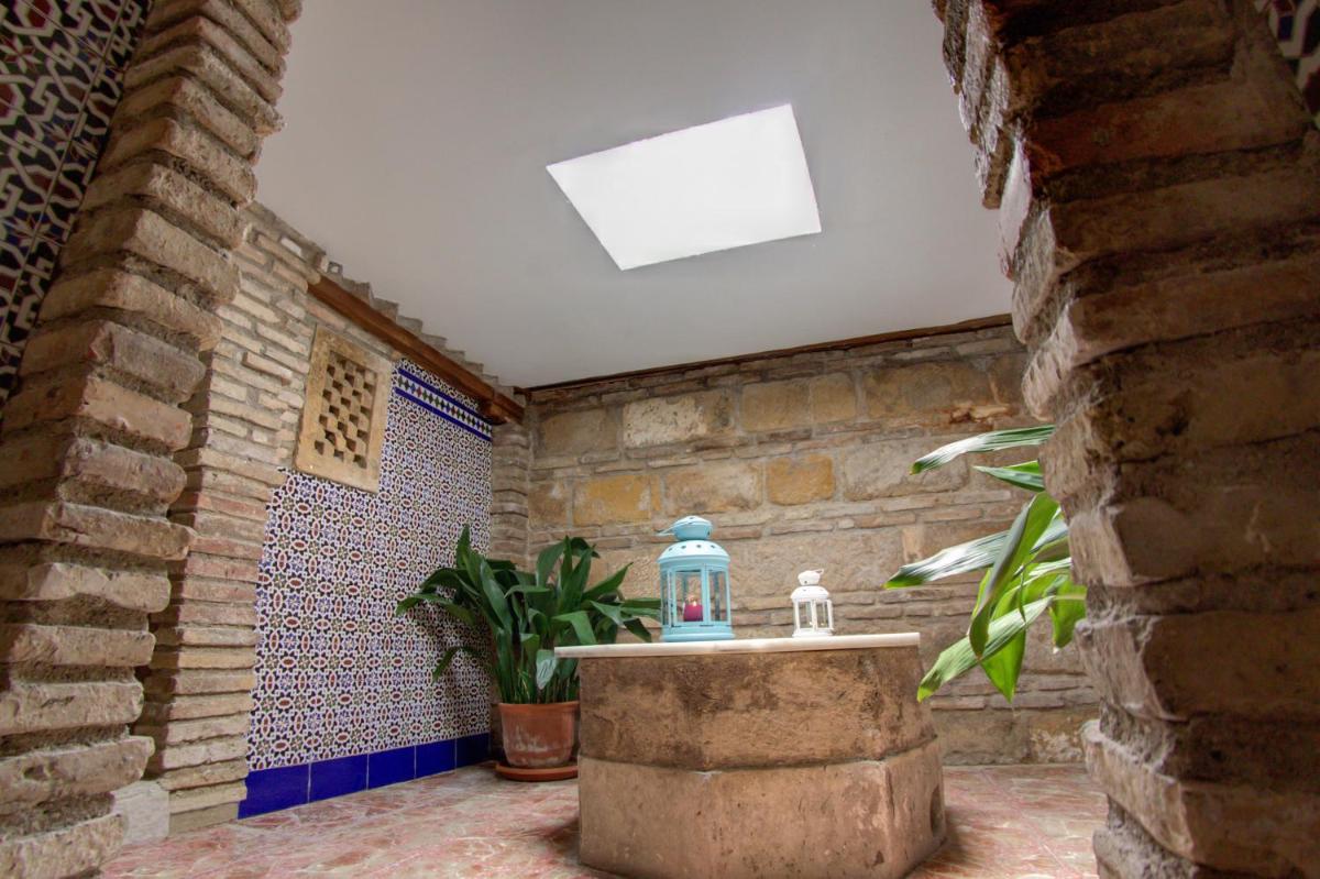 Habitación con una botella azul encima de una mesa en Balneario San Andres, en Canena