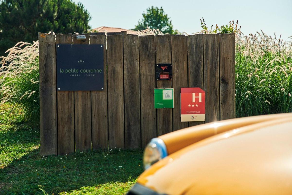 Certificat, récompense, panneau ou autre document affiché dans l'établissement La Petite Couronne, Ecolodge & Lofts