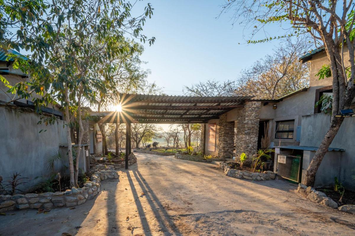 Foxy Crocodile Bush Lodge & Kruger Safari's - No Loadshedding - Housity