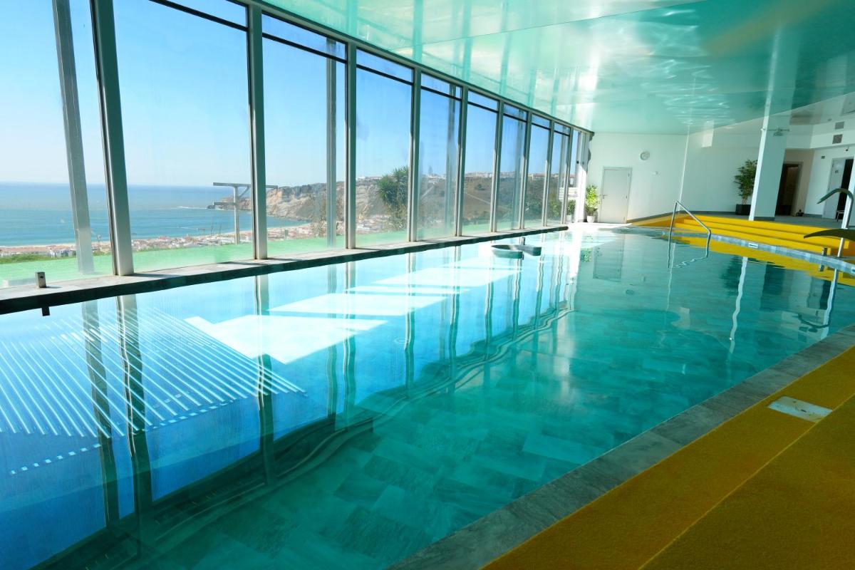 uma piscina com vista para o oceano em Miramar Hotel Spa & Apartments na Nazaré
