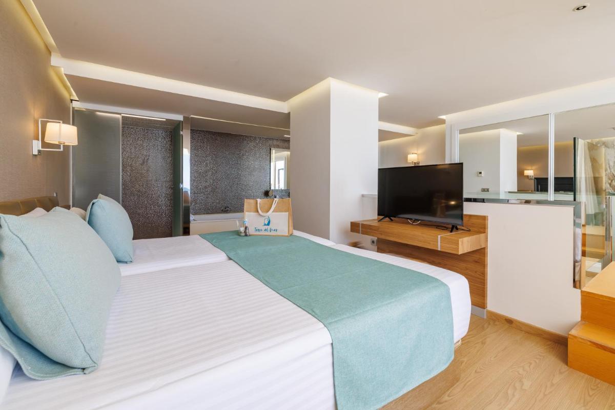 Una televisión o centro de entretenimiento en Hotel Torre del Mar - Ibiza