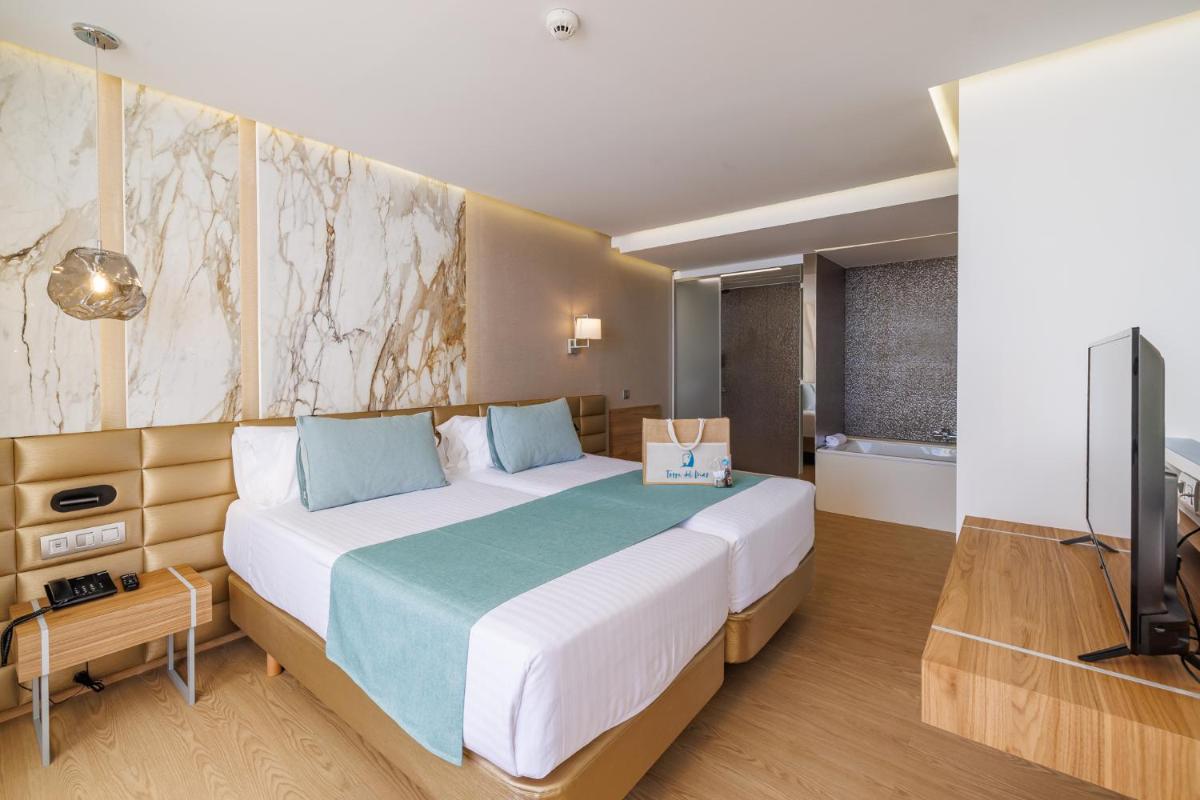 Cama o camas de una habitación en Hotel Torre del Mar - Ibiza