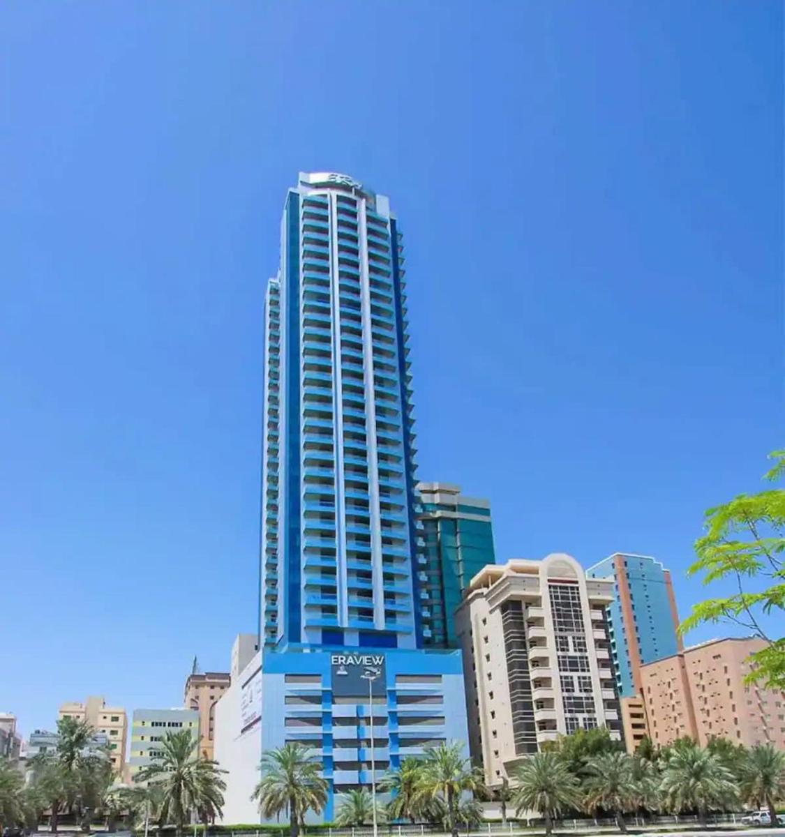 Suitetrails - Luxury 1BR Sea View Apt, Manama