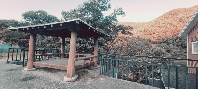 미리내 호숫가 독채펜션 - Housity